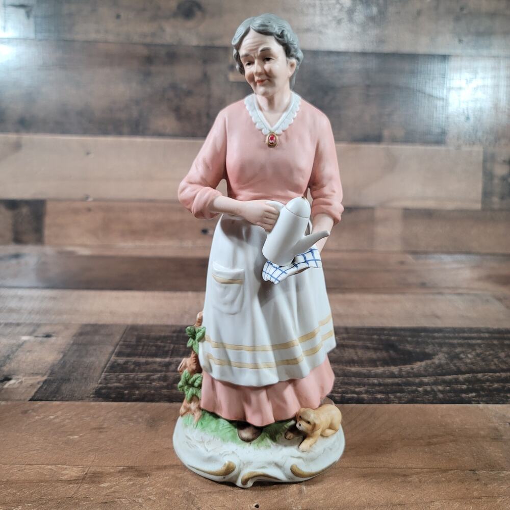 Vintage Ceramic Old woman with teapot & dog, 10", 1425 Homco figurine